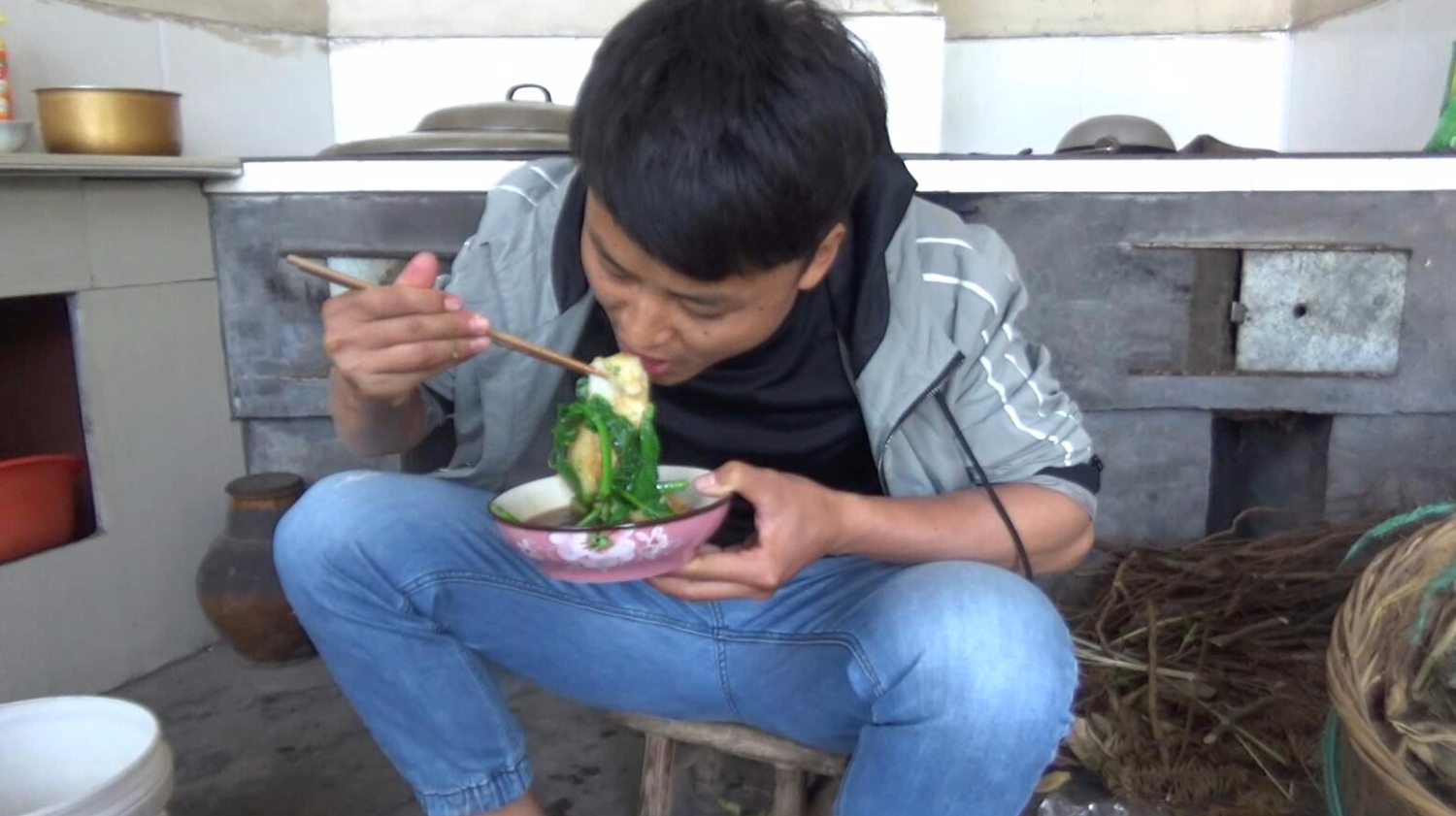 湖南农村吃糍粑,这样煮出来,真是人间美味啊!你这样吃过吗?
