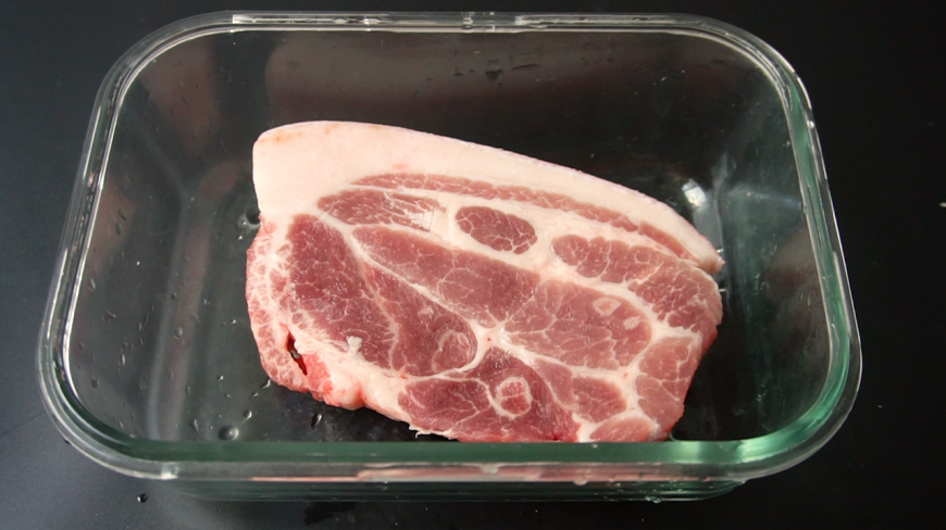 冻肉解冻别用热水泡了,只要水里加点这个,快速解冻新鲜又卫生
