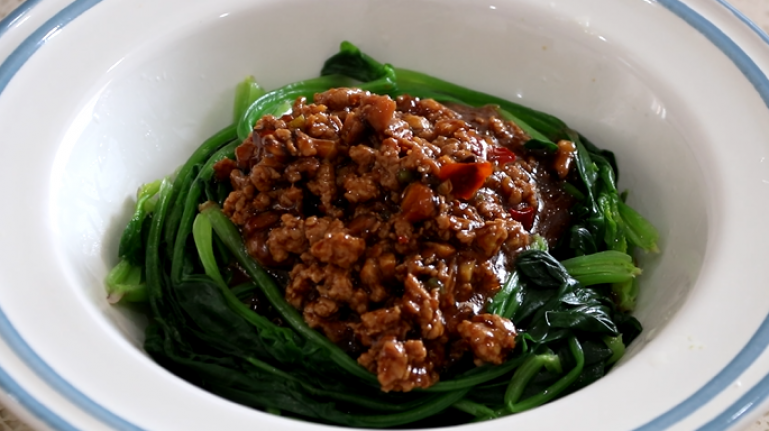 这是菠菜很好吃的做法,不炒不凉拌,配上秘制肉酱,营养又健康