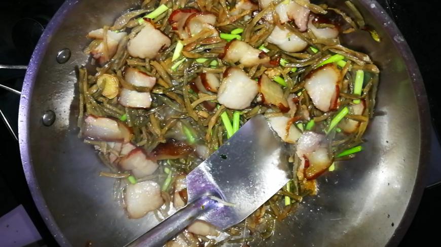 一把干豆角泡一下加上腊肉简单一炒,我只需一碗白米饭足矣