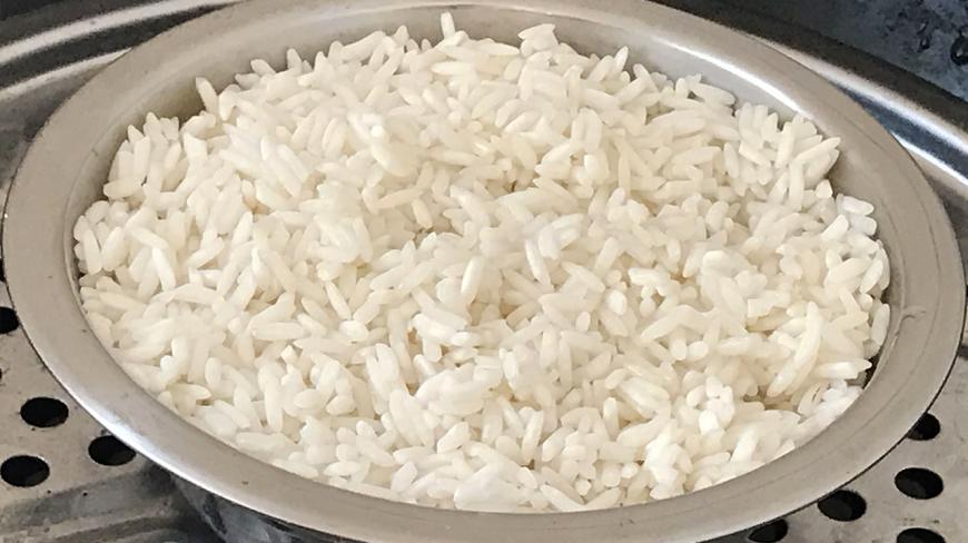 糯米饭最简单的做法,锅里一扔,两手一揉,全家人都爱吃
