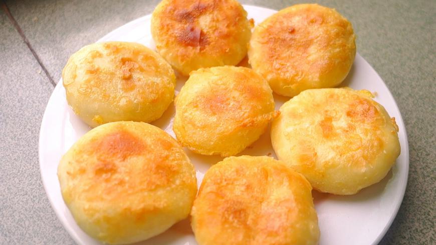 一个土豆,一碗面粉,教你做不一样的土豆煎饼,外脆里糯太香了