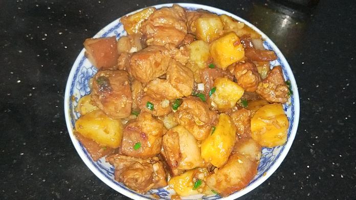 土豆红烧肉最好吃的做法,上桌就被抢完,全家人都爱吃