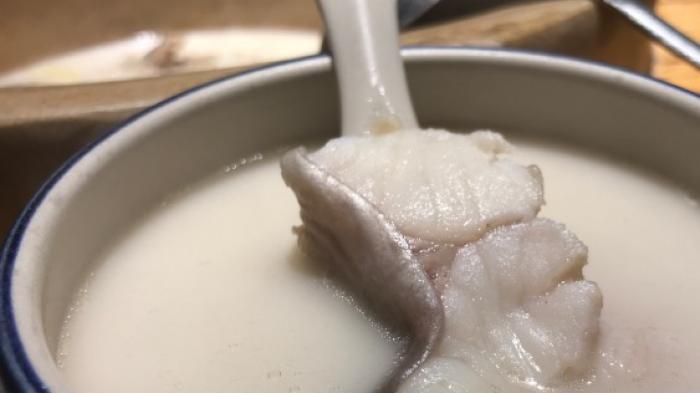 少女们的逆龄美食「云南蒸汽石锅鱼」,鱼汤浓稠,满满胶原蛋白!