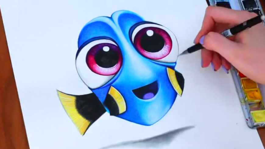 看美女是如何画一条卡通鱼的,好可爱,萌到我了!