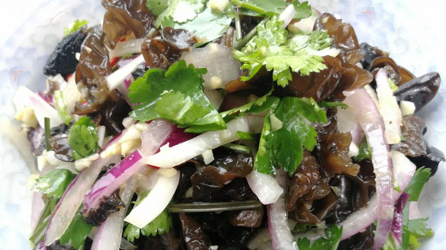 一道家常菜,凉拌木耳最好吃的做法,记住这2步,比饭店的还美味