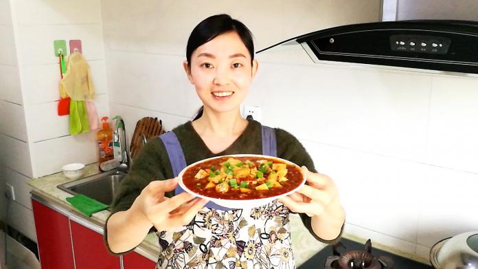 小媳妇麻婆豆腐这样做,麻辣鲜香,开胃又下饭,吃着真过瘾!