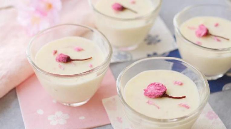 听说双皮奶爆炸啦,太吓人了,还是在家做樱花奶酪蛋糕吧,超好吃