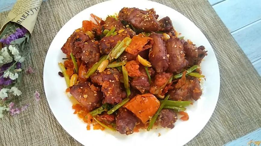 家常菜谱,下酒小菜干煸鸡脖子,香酥微辣有嚼劲