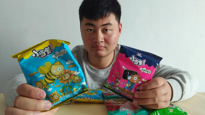 试吃“小当家干脆面”,童年的回忆,当初你们有没有集齐“卡片”