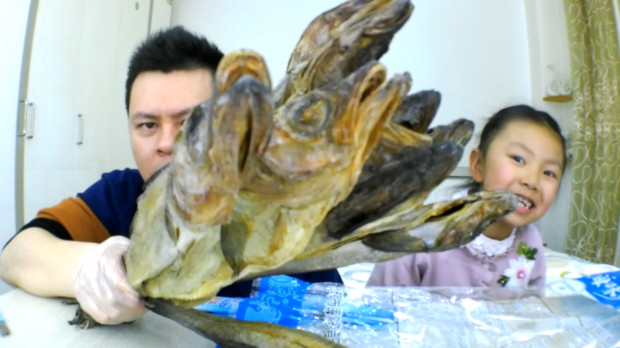 试吃即食“明太鱼”,这鱼干太硬了,想吃鱼干先得学会捶鱼