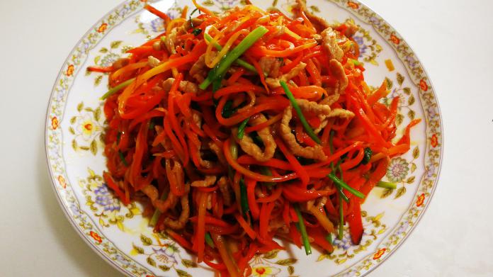 胡萝卜要炒出红油才好吃,胡萝卜丝炒肉丝,好吃的让你多吃碗米饭