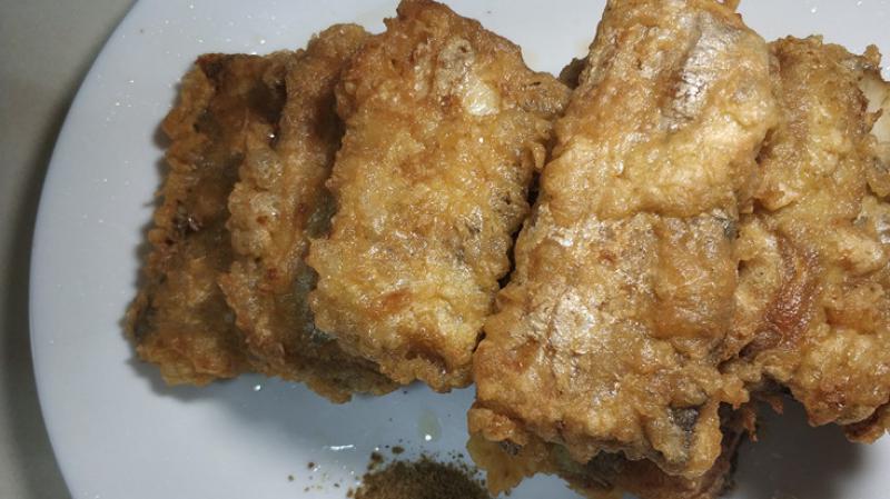 外酥里嫩的炸带鱼,做法炸鱼炸肉都能用,不腥不糊老人孩子都喜欢