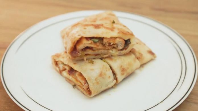 在家用平底锅也能做煎饼果子,做法非常简单,再也不用去外面买了