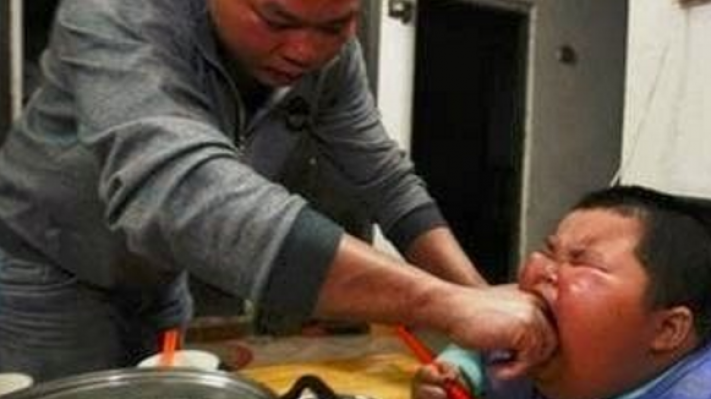 孩子吃鱼时刺卡喉怎么办?这两种方法千万不要用,容易刺穿血管