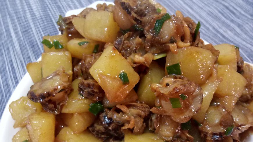 土豆新吃法:小鲍鱼烧土豆,味道鲜美,特别入味!