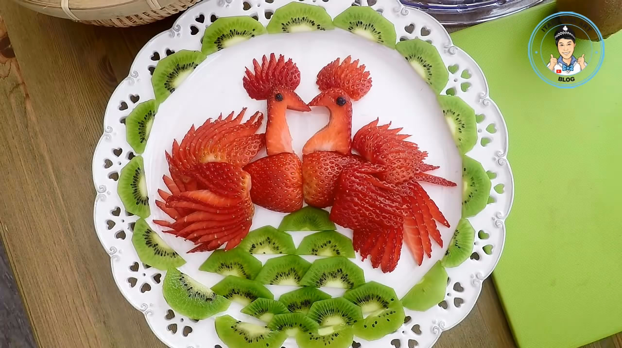好漂亮的草莓水果拼盘,看的好有食欲,看看高手是怎么做出来的