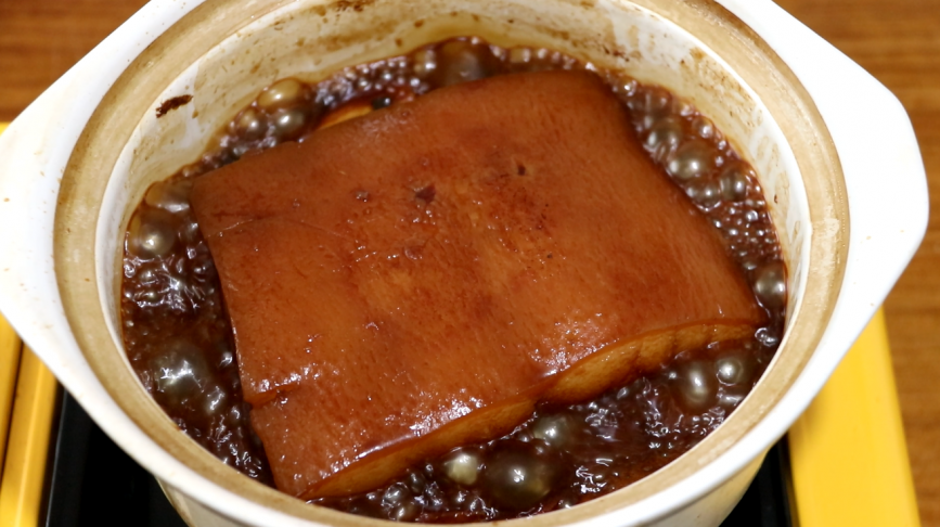 教你红烧肉新做法,配上咸鱼一起炖,风味独特,肥而不腻