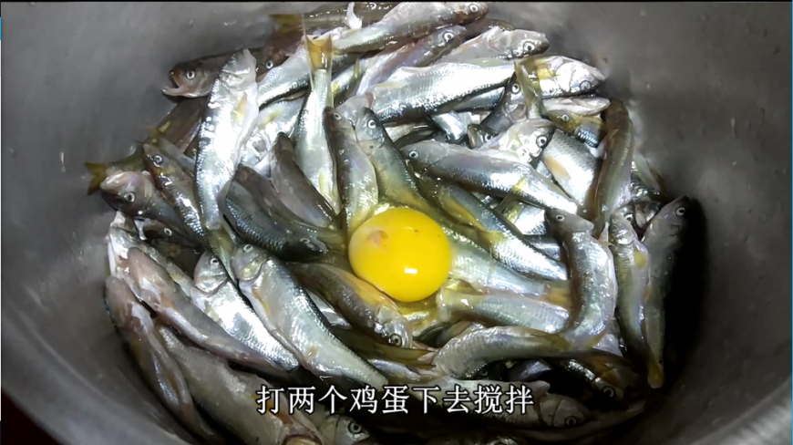 小河鱼最简单的做法,加2个鸡蛋,起锅时又香又好看,流口水了