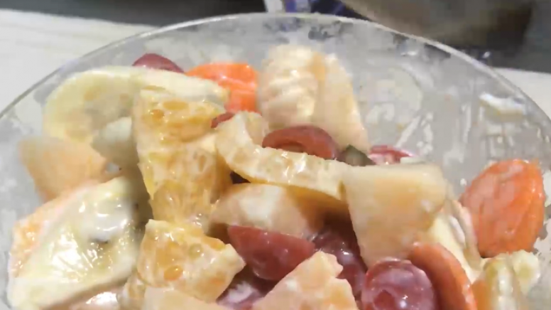 水果沙拉的家常做法,拼凑在一起,好吃还可以当晚餐哦