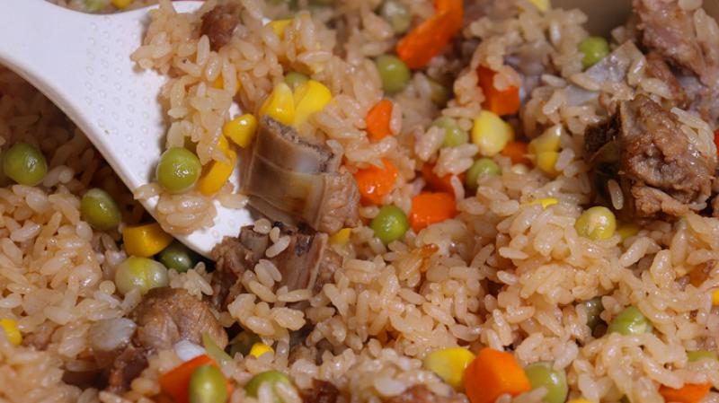 排骨焖饭的家常做法,把这4种食材放入电饭锅,开锅色香味俱全