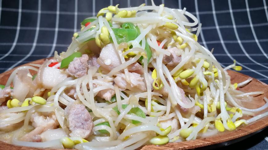做着简单吃着美味的豆芽炒肉,清油解腻,肉感细腻