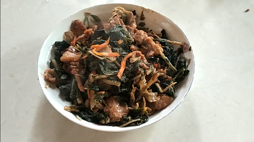 农村妈妈用什么食材做的梅菜扣肉香而不腻,比饭店大厨做的还好吃
