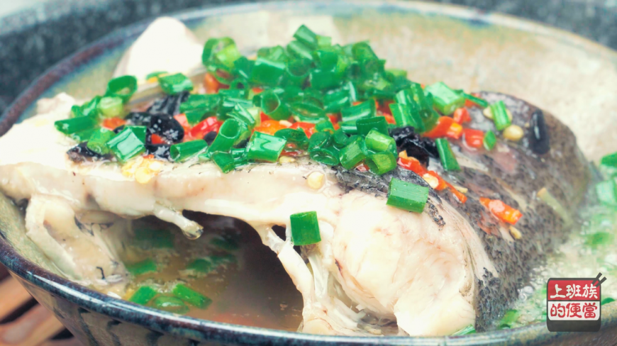 蒸鱼时放几颗豆豉,鱼肉又鲜又嫩,香气扑鼻!