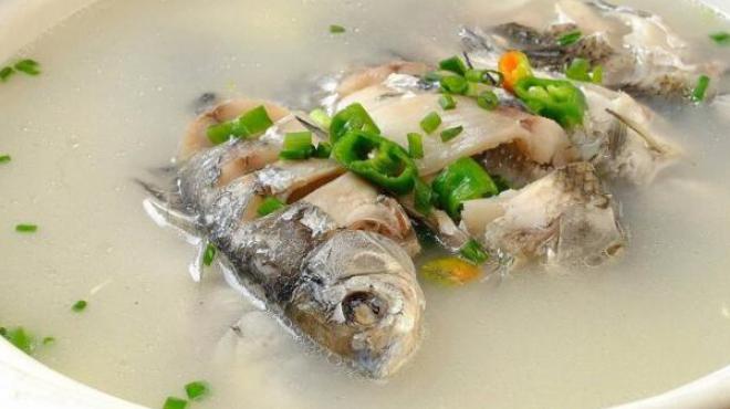 多种海鲜熬制的鲫鱼汤,这营养可比你平常熬制的鲫鱼汤好百倍!