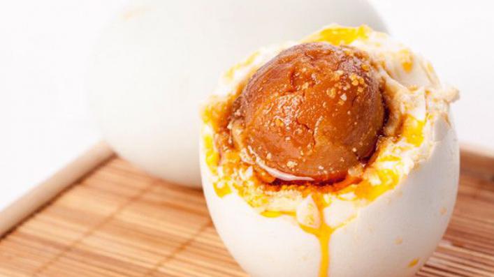 50年腌咸鸭蛋土方子,100%出油起沙,方法太简单了,一看就会