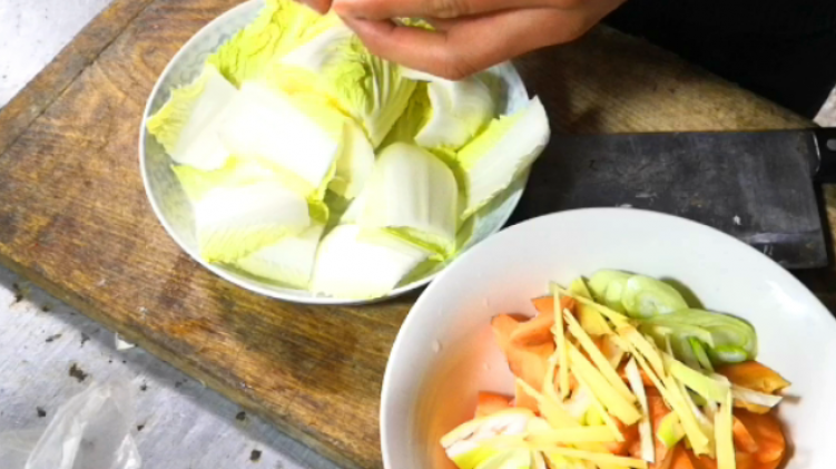 自创娃娃菜红萝卜炒肉 没想到这么好吃 色香味俱全的家常菜