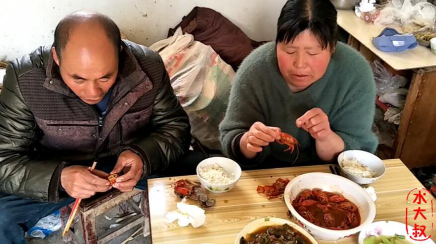 公婆想吃龙虾,儿媳烧了一大锅十三香龙虾,婆婆辣的满头汗