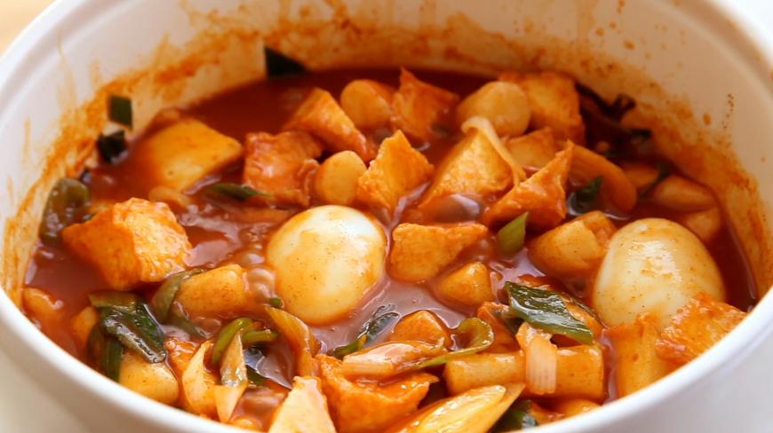 用小鱼干熬酱煮出来的辣炒年糕,竟然比正宗的韩国料理还要好吃