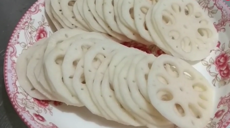 藕片的家常做法,简单一炒,鲜香味美,汤汁浓郁,能多吃两碗饭呢
