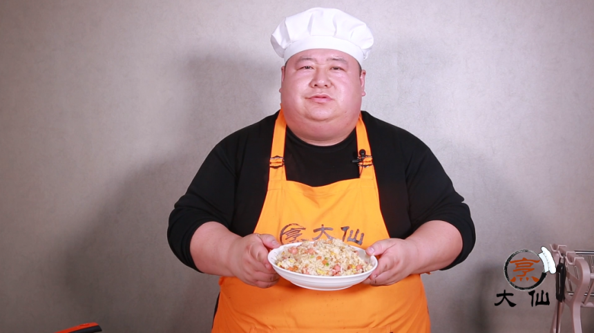 懒人必学主食鸡蛋炒饭,食材只需胡萝卜和火腿,又美味又简单