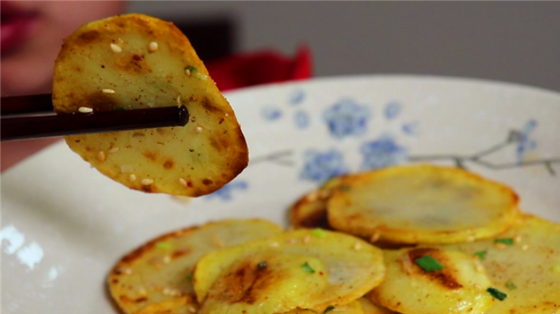 土豆的新吃法,不用油炸,不用炒,大厨教你做烧烤味土豆片