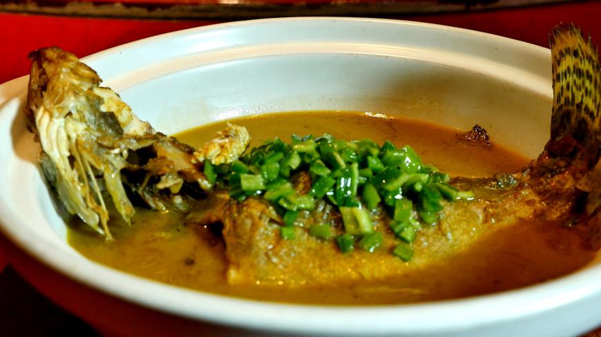 楚菜厨师长教你做土法煨鳜鱼,传统农家菜做法,原汁原味桂鱼汤!