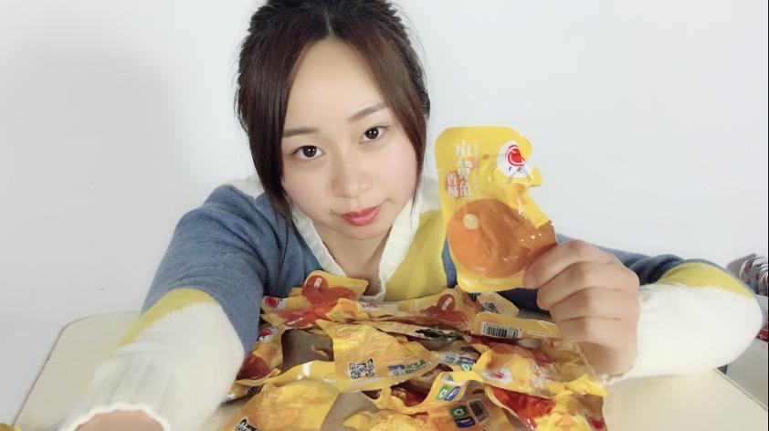 妹子试吃“香酥小黄鱼”,肉质太烂了,连鱼刺都能吃