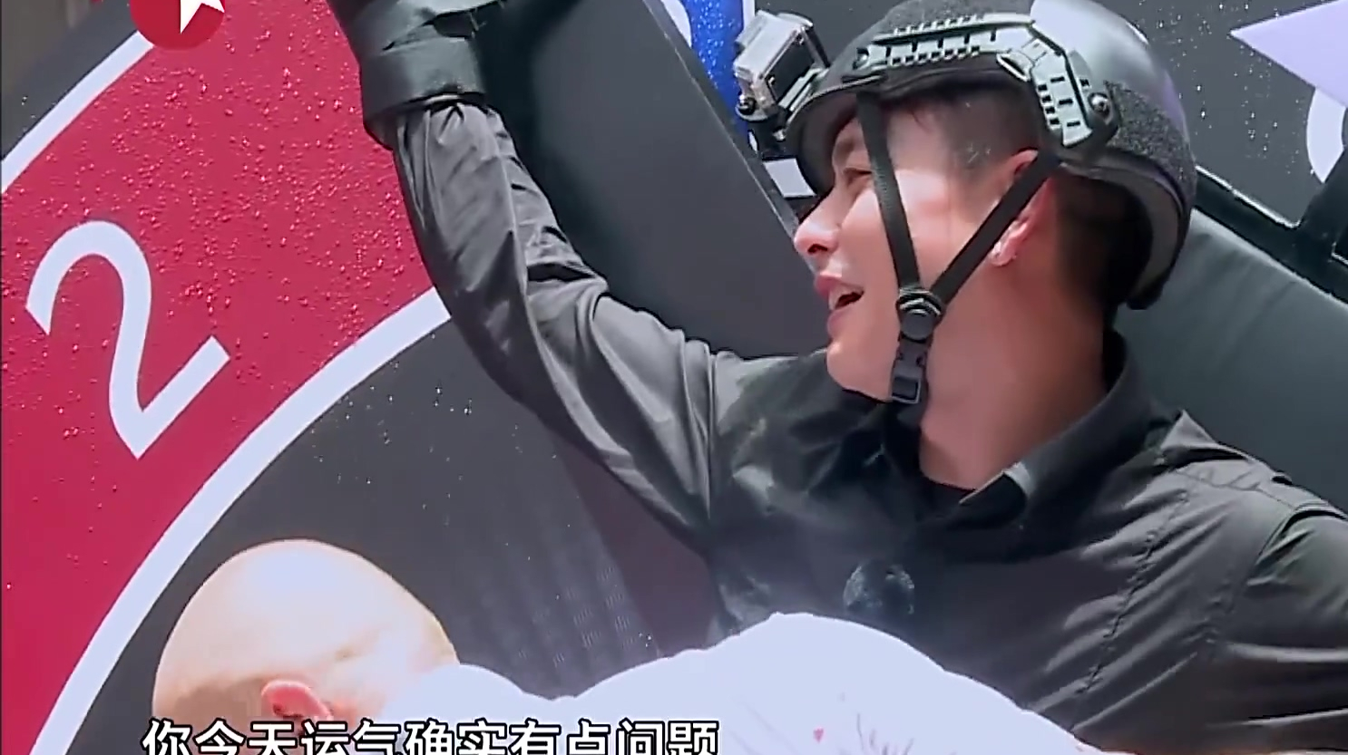 极限挑战:地头蛇黄宗泽沦为人肉转盘,太逗了!