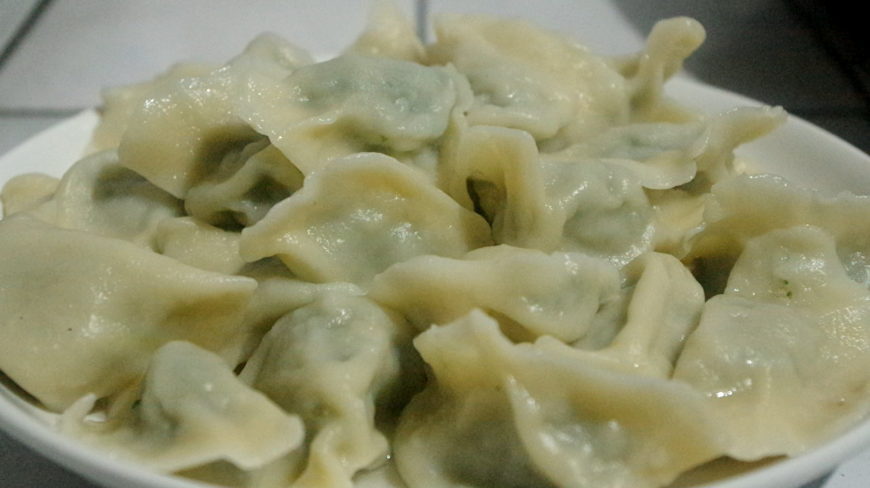 农村小哥用野蒜苗拌肉馅包饺子,讲真的,放开吃我能吃两斤!