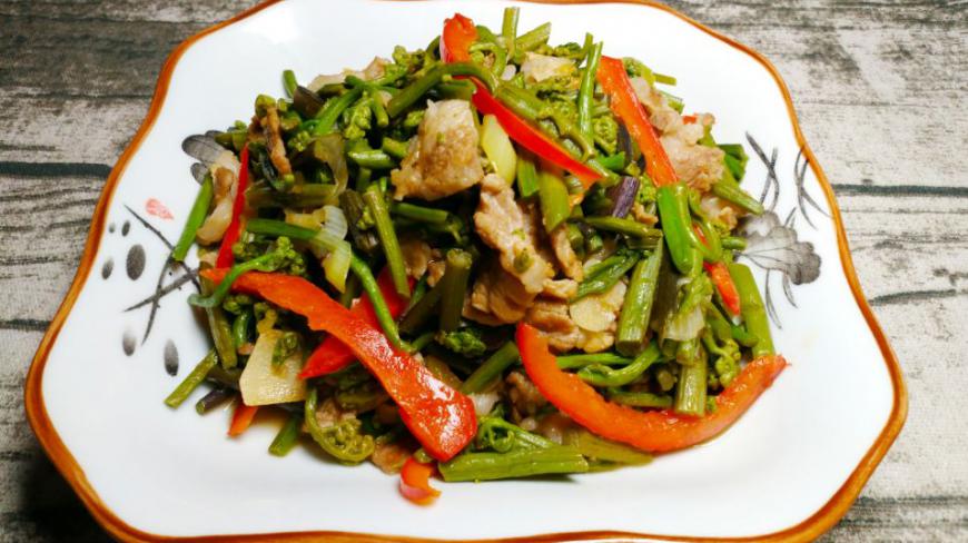 东北特色山珍,五花肉炒蕨菜,纯绿色美食!