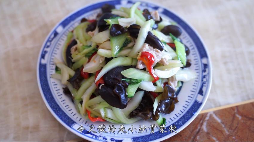 青菜秧可别丢了!加点肉和黑木耳一起炒,颜色丰富味道好