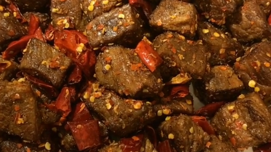 香辣牛肉最好吃的做法,只要一分钟就学会,连隔壁老张都流口水了