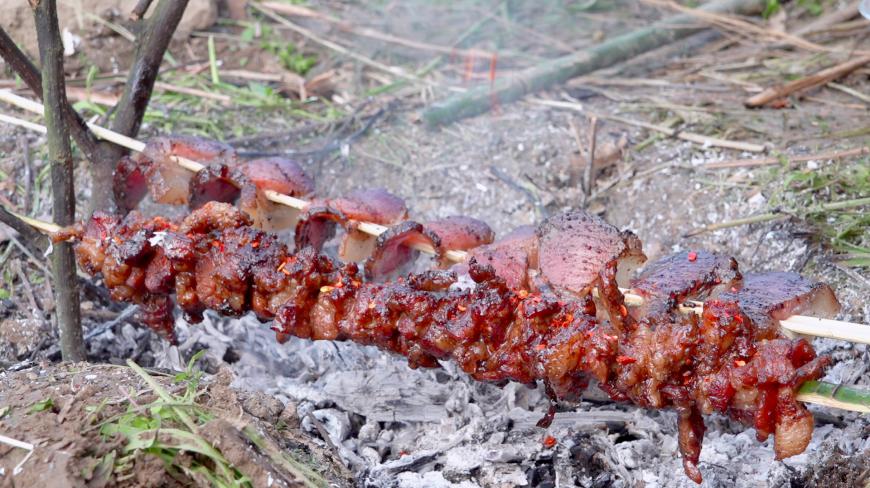 农村小伙小溪边烤肉串,腊肉和香肠居然还可以这么烤着吃,我服了