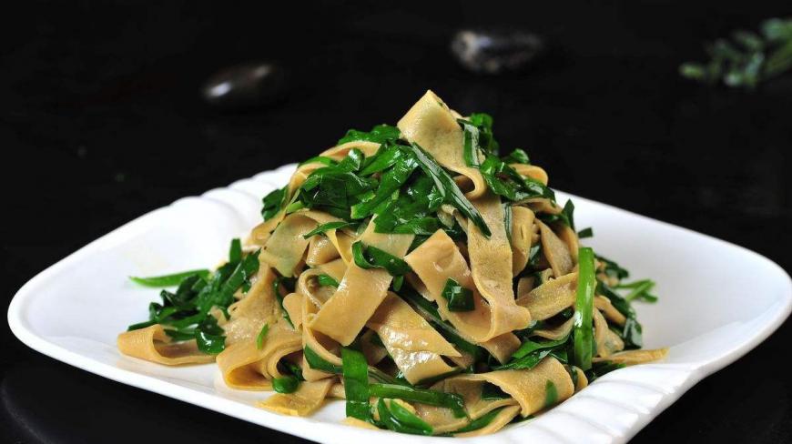 家常菜:韭菜炒千张,家家都在做,小时候妈妈的味道