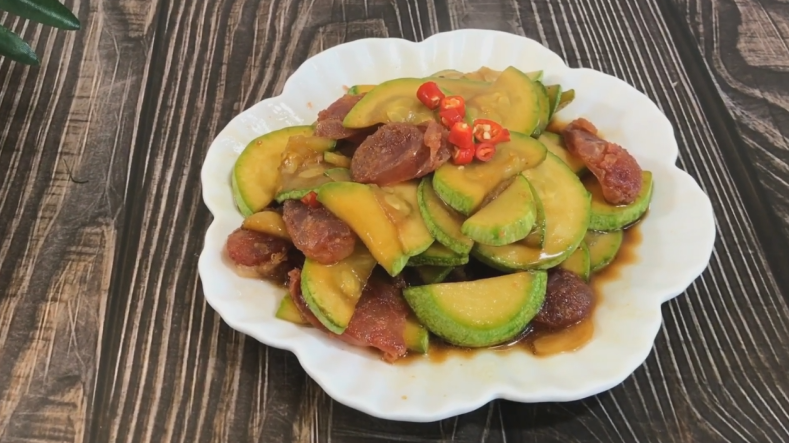 西葫芦炒香肠 最简单的佐料做出最淳朴的味道