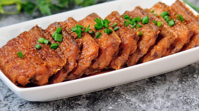 酒店大厨教你做红烧带鱼,以后再也不用炸来吃,看着都流口水了