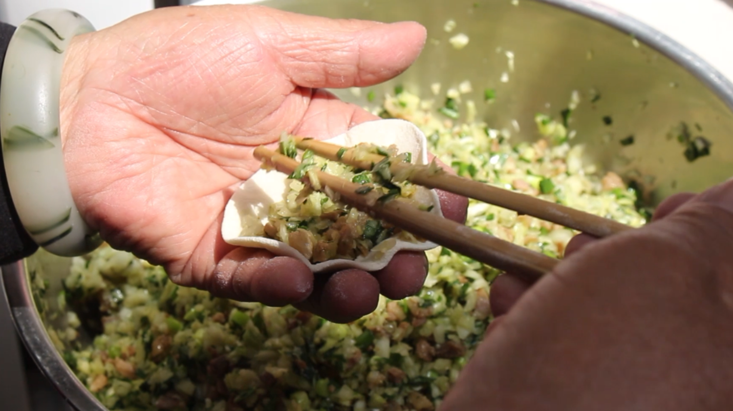 实拍乡下人包饺子,从皮到馅儿的制作过程,看得人直流口水!
