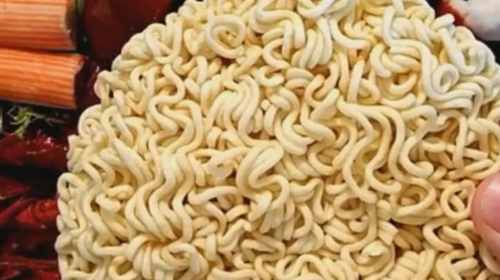 网红方便面这样煮,看着就流口水