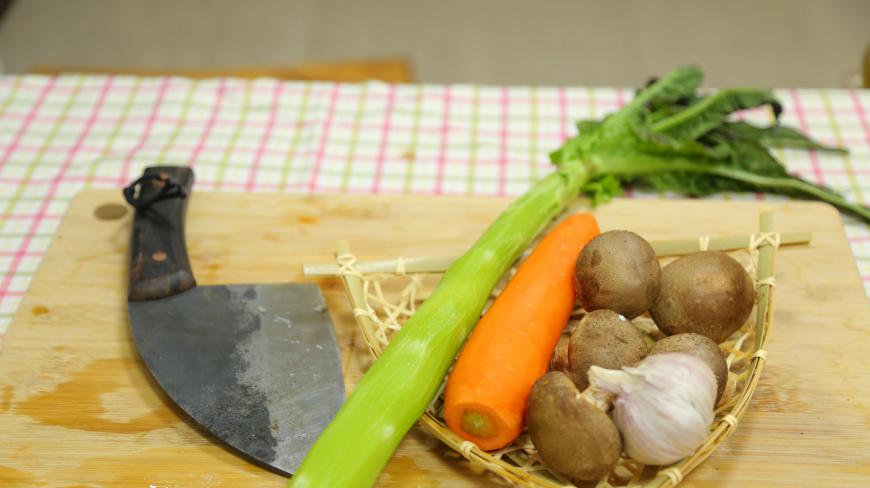 三种蔬菜一起炒,调料只放一勺盐,这样吃法太健康了